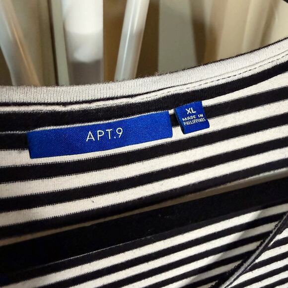Apt 9 Women’s Black and White Striped Curved Hem T-Shirt XL - Picture 2 of 3